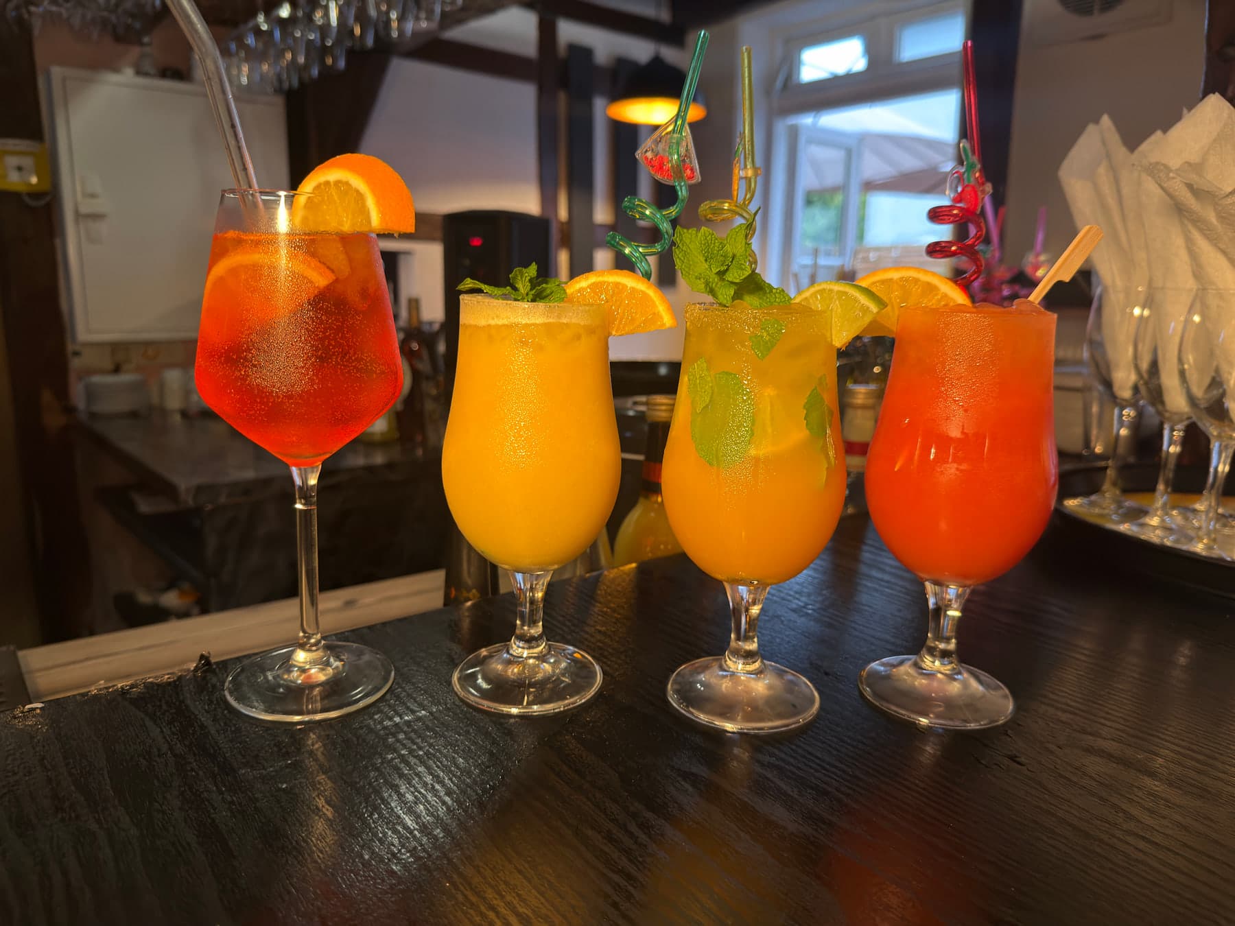 Frisch gemixte Cocktails an der Bar im Historischen Krug