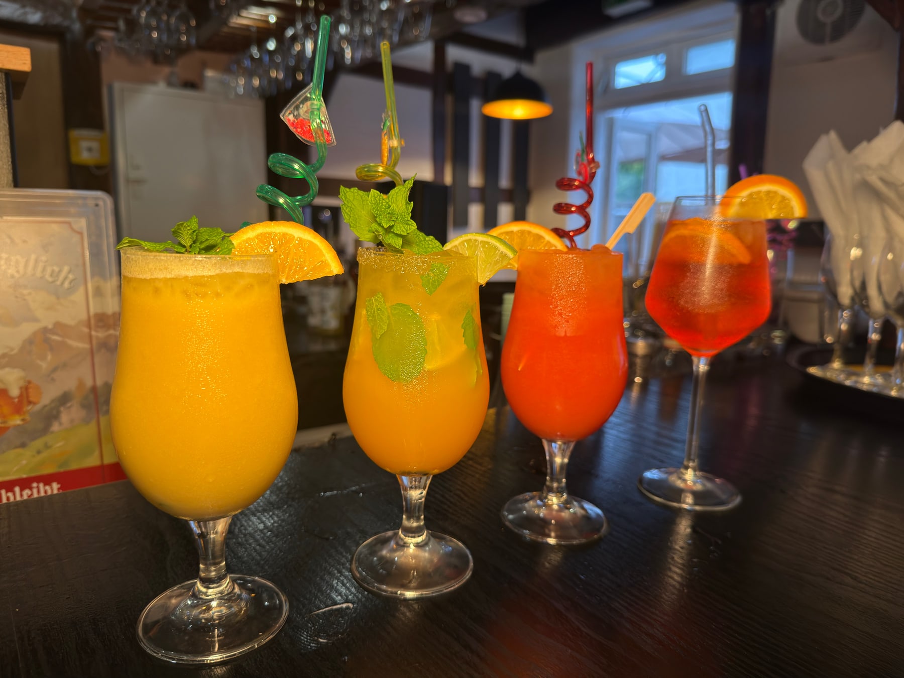 Vier frisch gemixte Cocktails auf dem Tresen