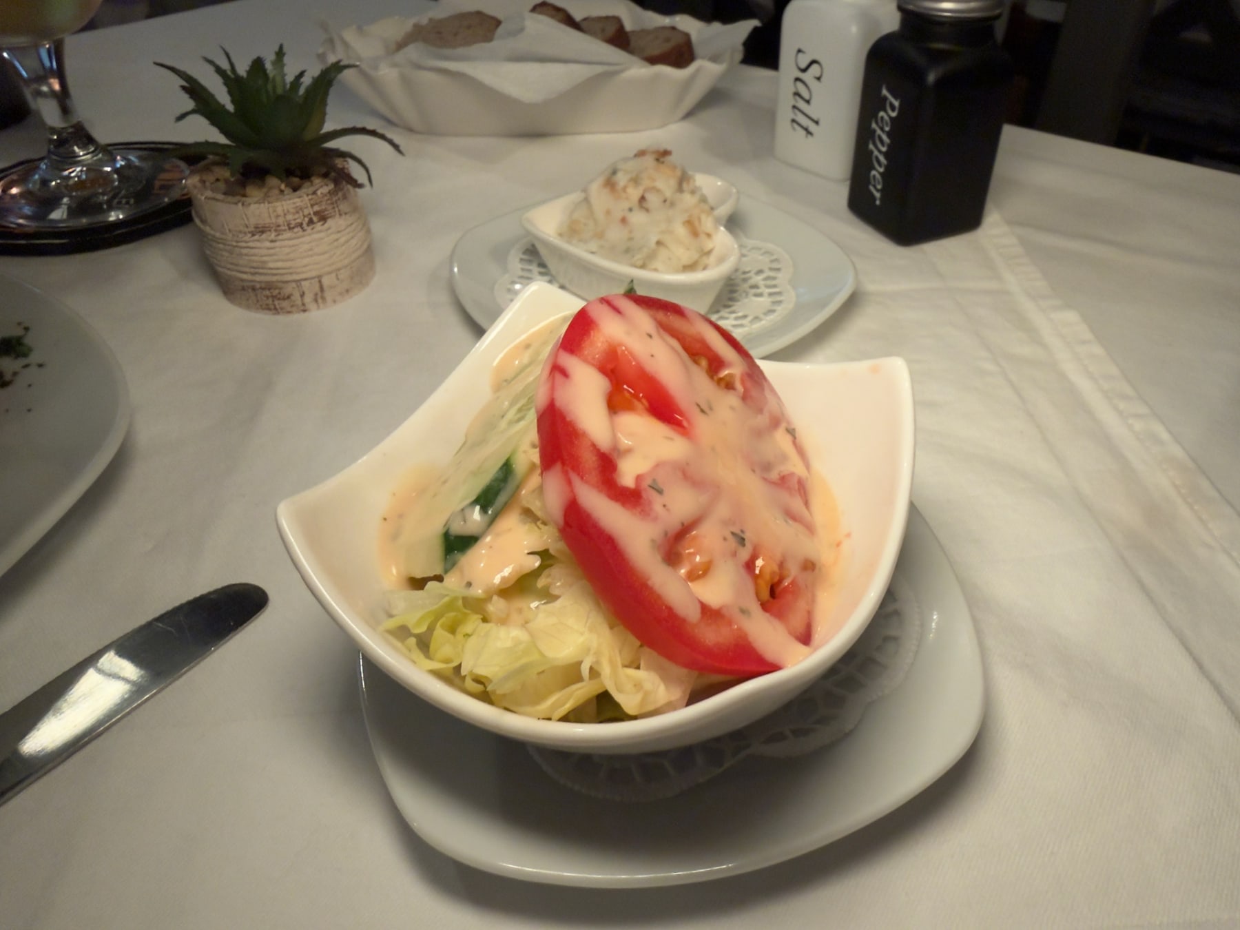 Kleiner Beilagensalat mit Tomatenscheibe