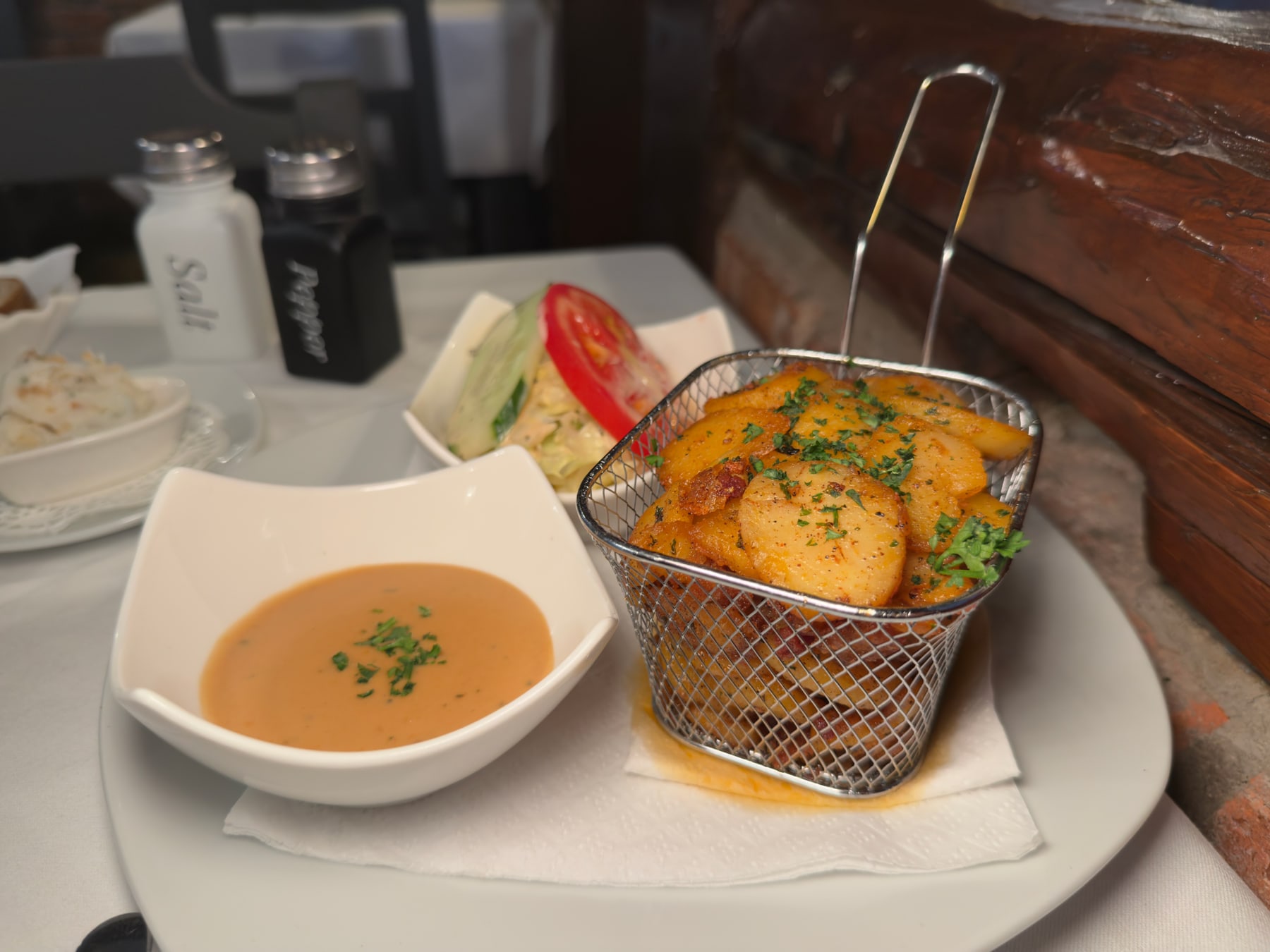 Bratkartoffeln im Frittierkörbchen mit Dip und kleinem Salat