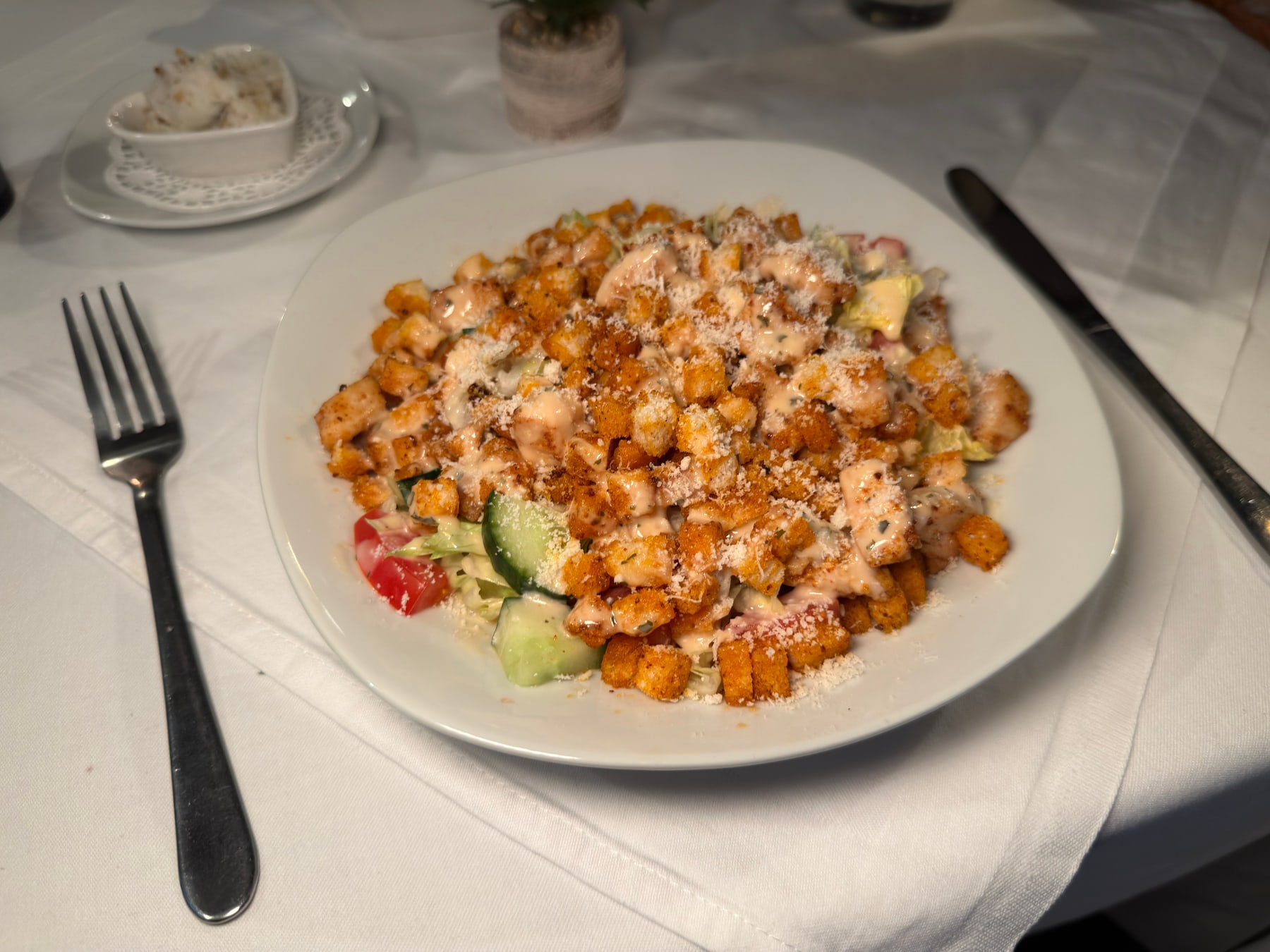 Caesar Salat mit Croutons und geriebenem Käse