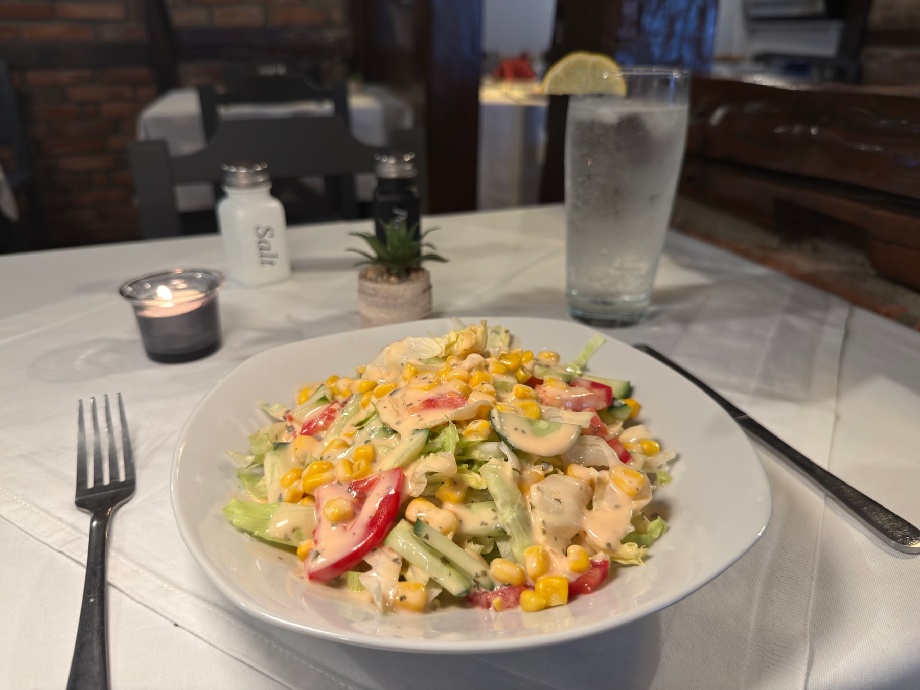 Gemischter Salat mit Mais, Tomate und Dressing