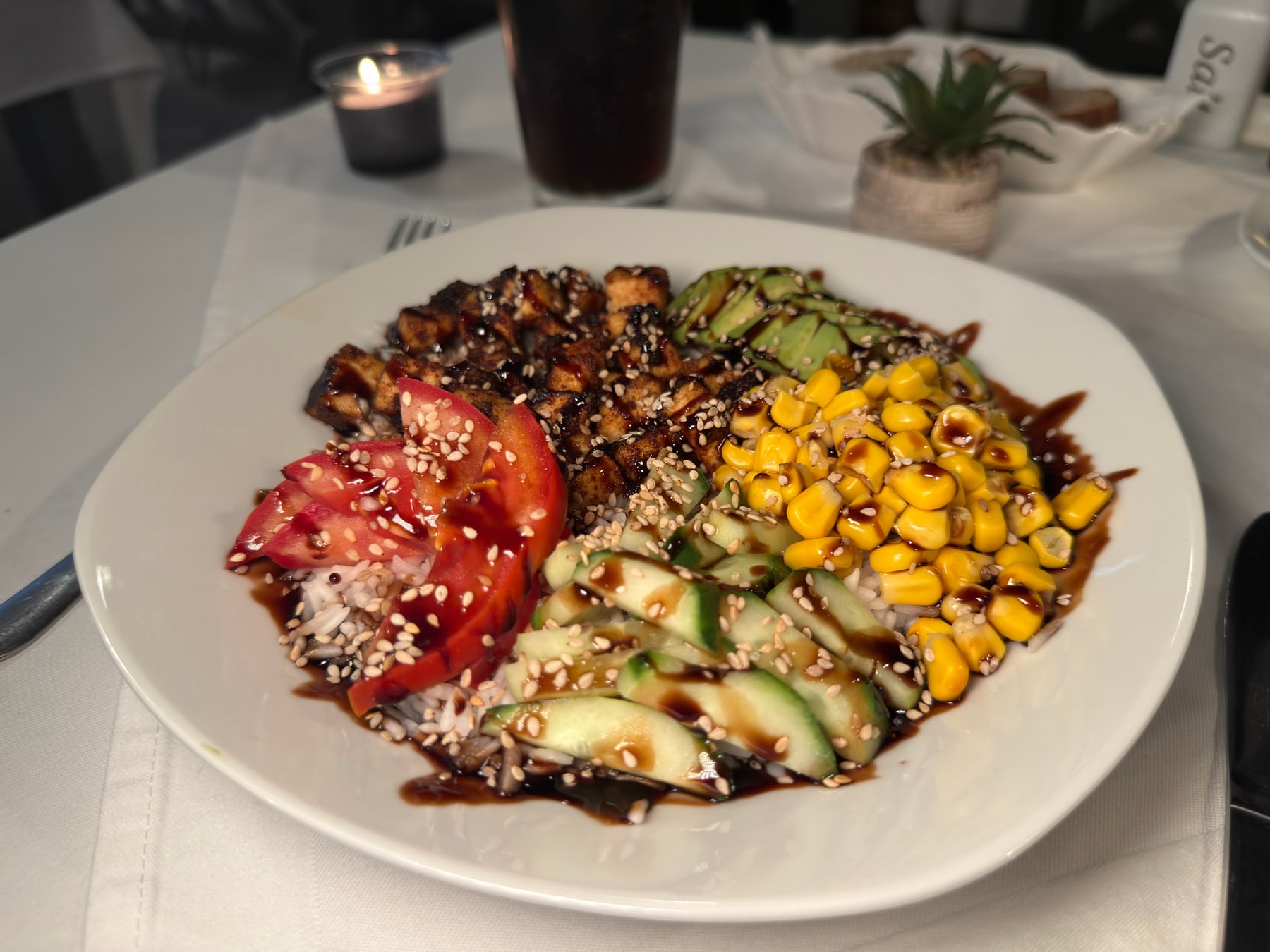 Tofu Bowl mit Avocado, Mais, Gurke und Reis