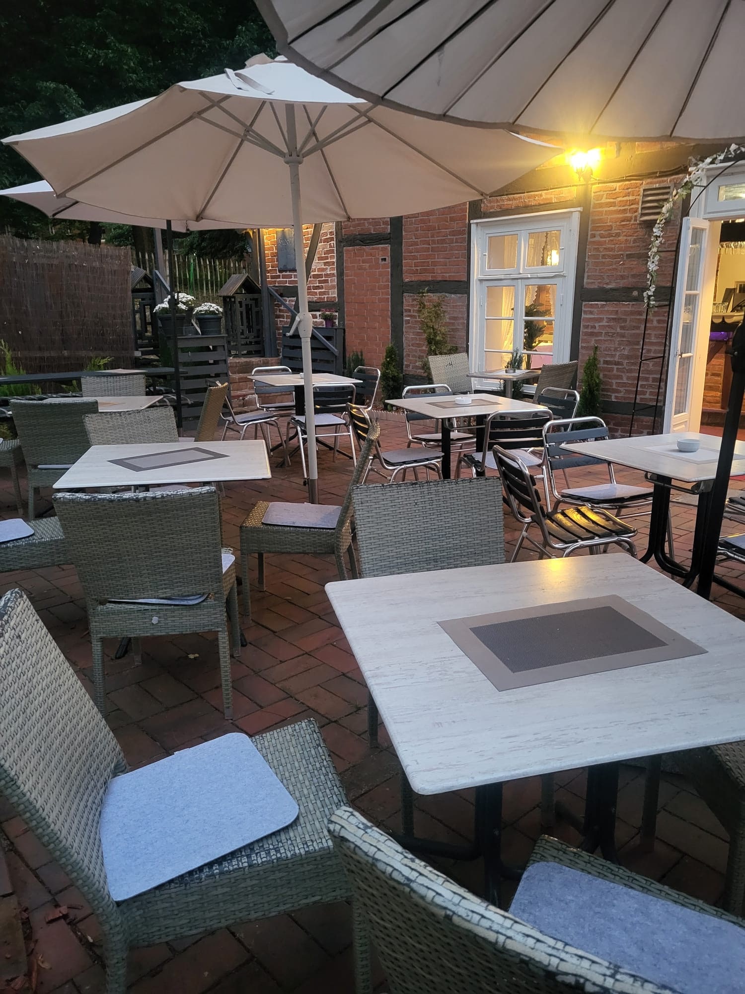 Terrasse des Historischen Krug mit Sonnenschirmen vor der Fachwerkfassade